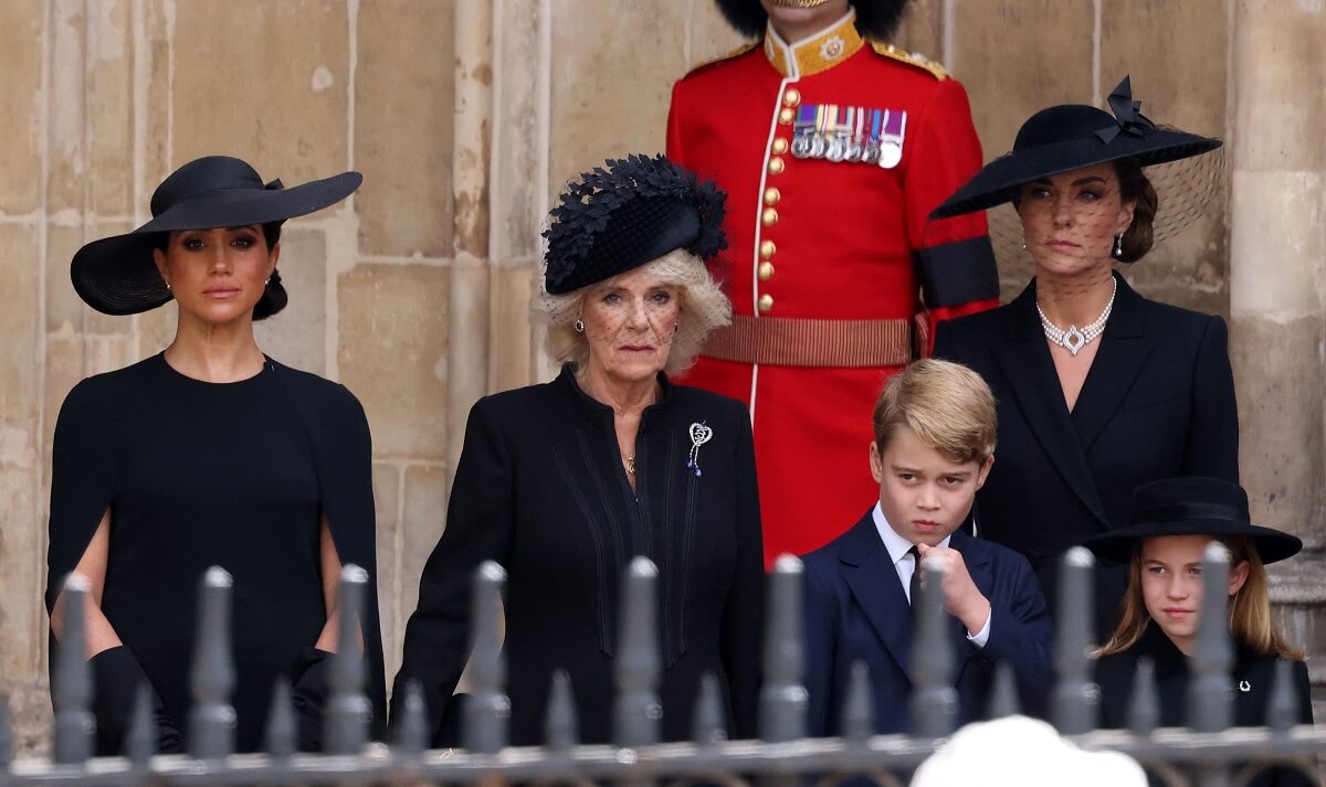 Le moment gênant où Meghan Markle touche Kate Middleton lors des funérailles de la reine Elizabeth devient viral