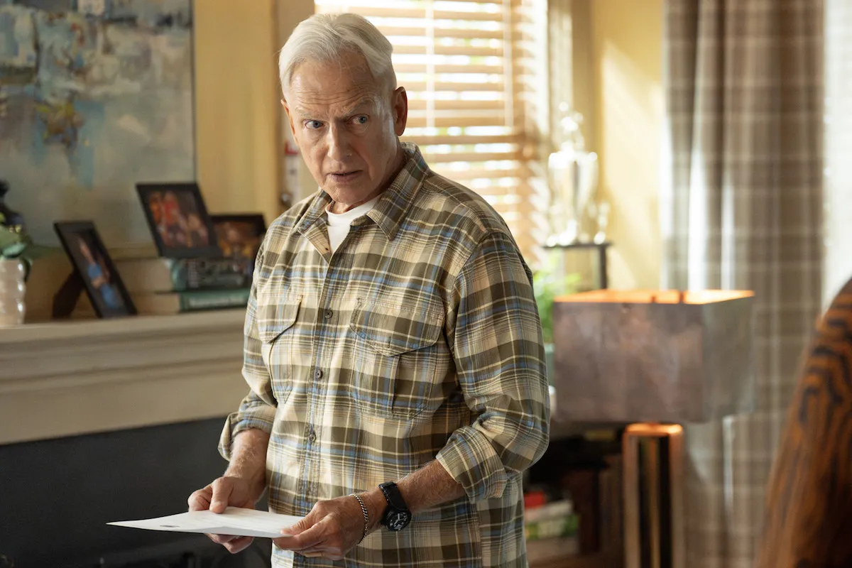 Gibbs tenant une feuille de papier lors de la première de la saison 3 de 