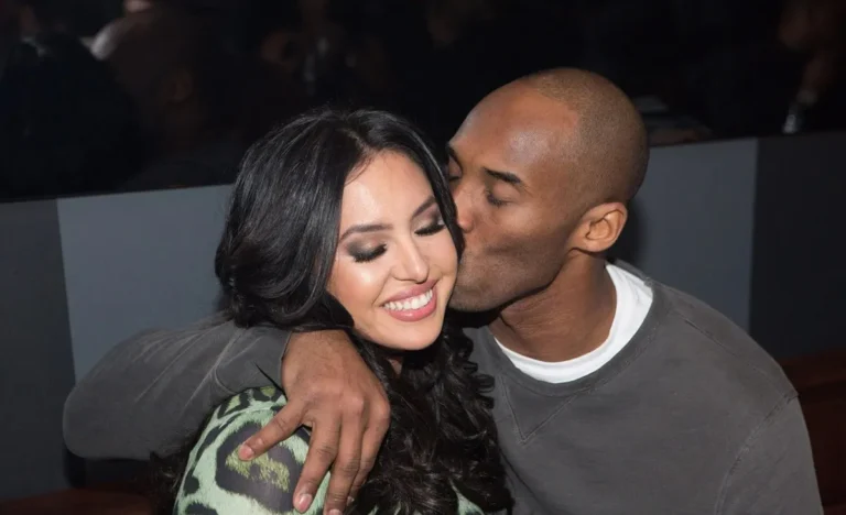 Michael Douglas affirme que Kobe Bryant a toujours utilisé cette excuse pour s'arrêter chez Catherine Zeta-Jones avant d'épouser Vanessa