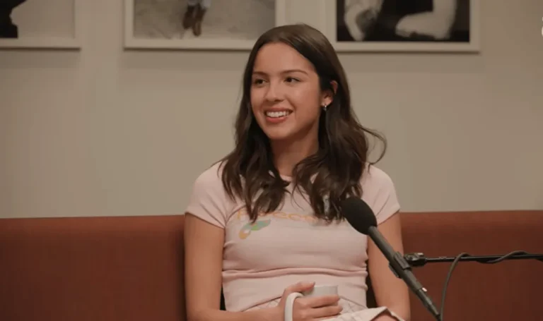 Découvrez le dernier look d'Olivia Rodrigo qui prend l'automne