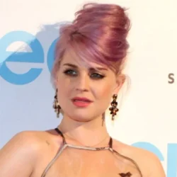 Kelly Osbourne réfléchit à la transformation choquante après la mort de son père : « Je ne savais pas que je ressemblais à ça »