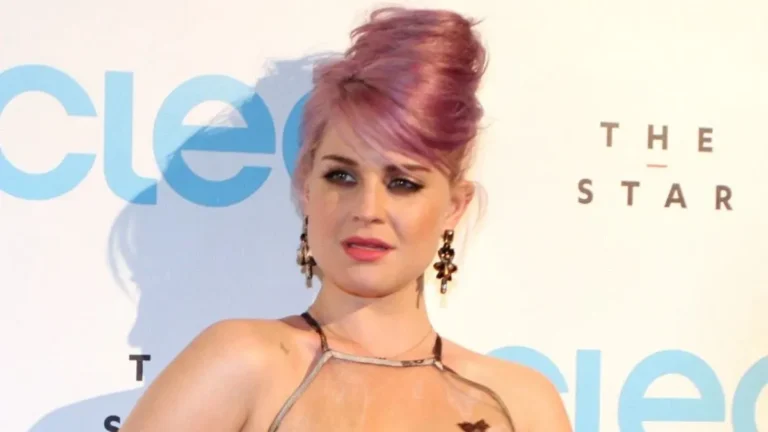 Kelly Osbourne réfléchit à la transformation choquante après la mort de son père : "Je ne savais pas que je ressemblais à ça"