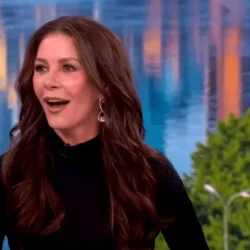 La récente apparition télévisée de Catherine Zeta-Jones suscite des rumeurs de chirurgie et d&rsquo;Ozempic