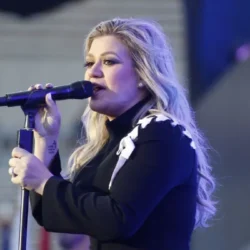 Le propriétaire d&rsquo;Art of Play déclare que Kelly Clarkson « nous met en danger » au milieu de messages menaçants
