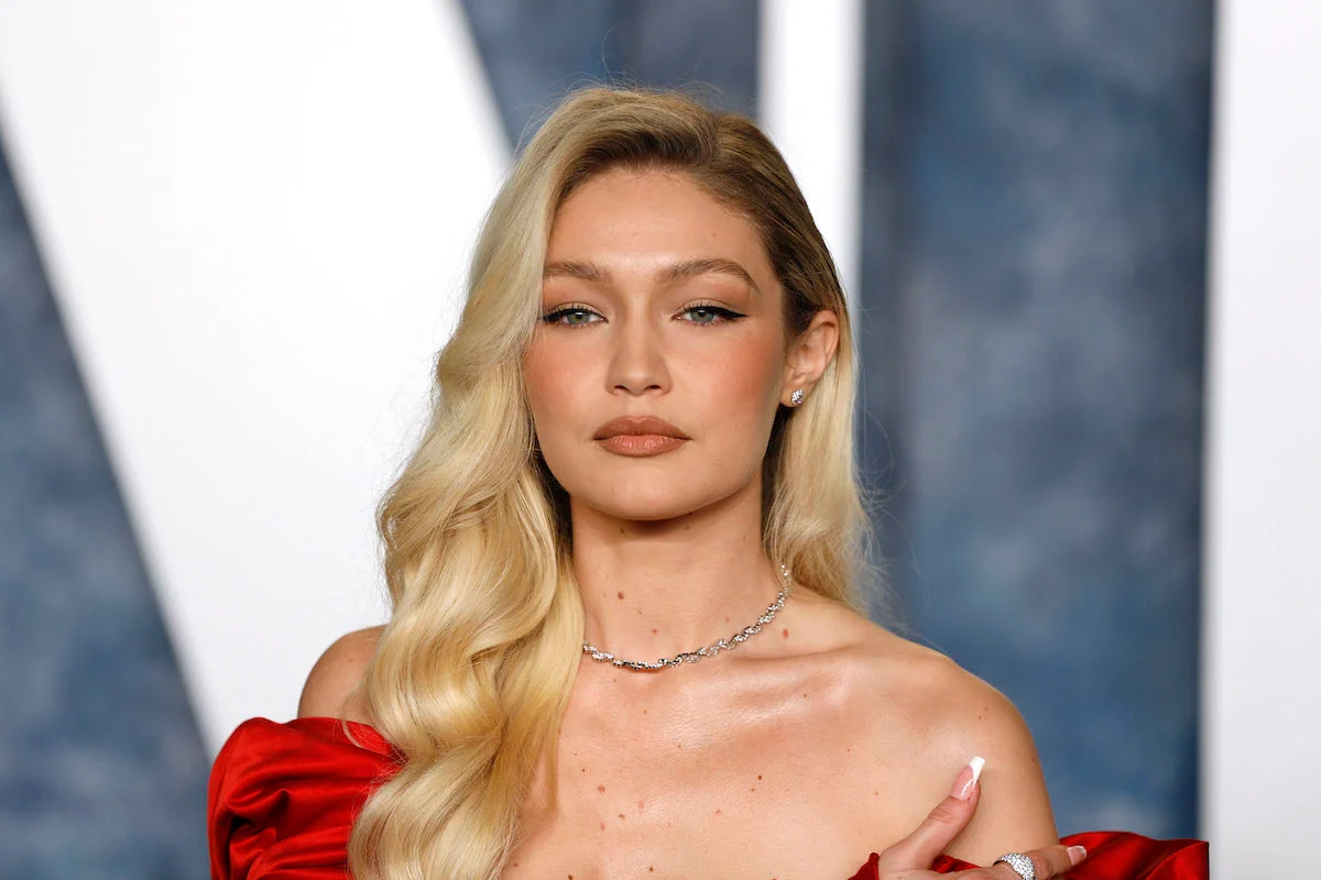 nepo bébé Gigi Hadid dans une robe rouge
