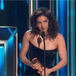 Rosalía a montré des signes de « tension » alors que Pitbull « rêvait » lors des Billboard Latin Music Awards