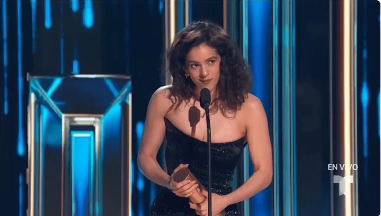 Rosalía a montré des signes de « tension » alors que Pitbull « rêvait » lors des Billboard Latin Music Awards